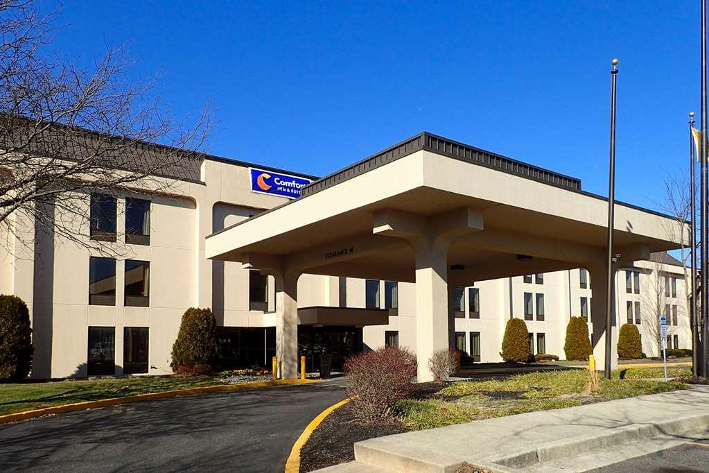 Comfort Inn & Suites Mt. Holly - Westampton Экстерьер фото